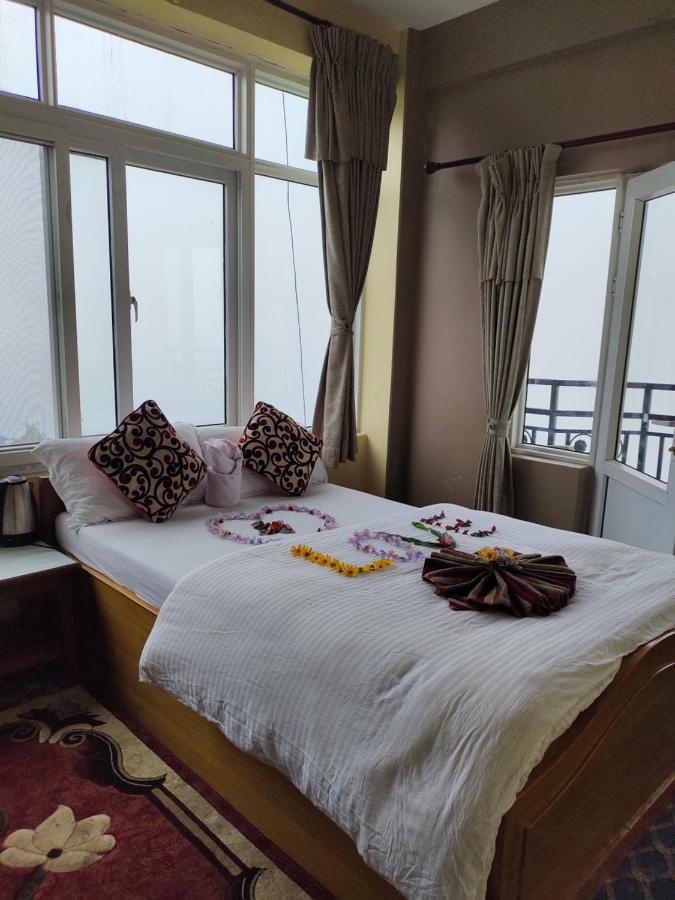Hotel High Ground Inn Sarangkot โพคารา ภายนอก รูปภาพ