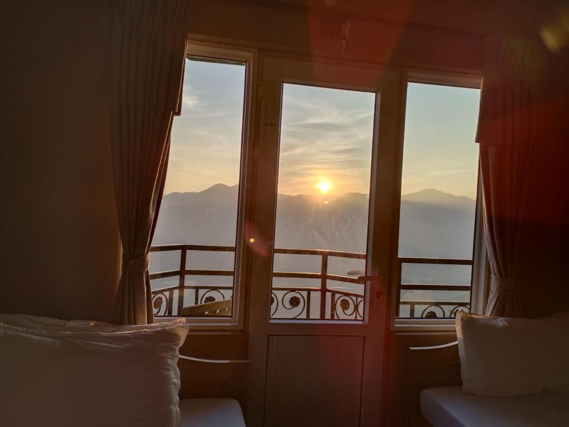 Hotel High Ground Inn Sarangkot โพคารา ภายนอก รูปภาพ