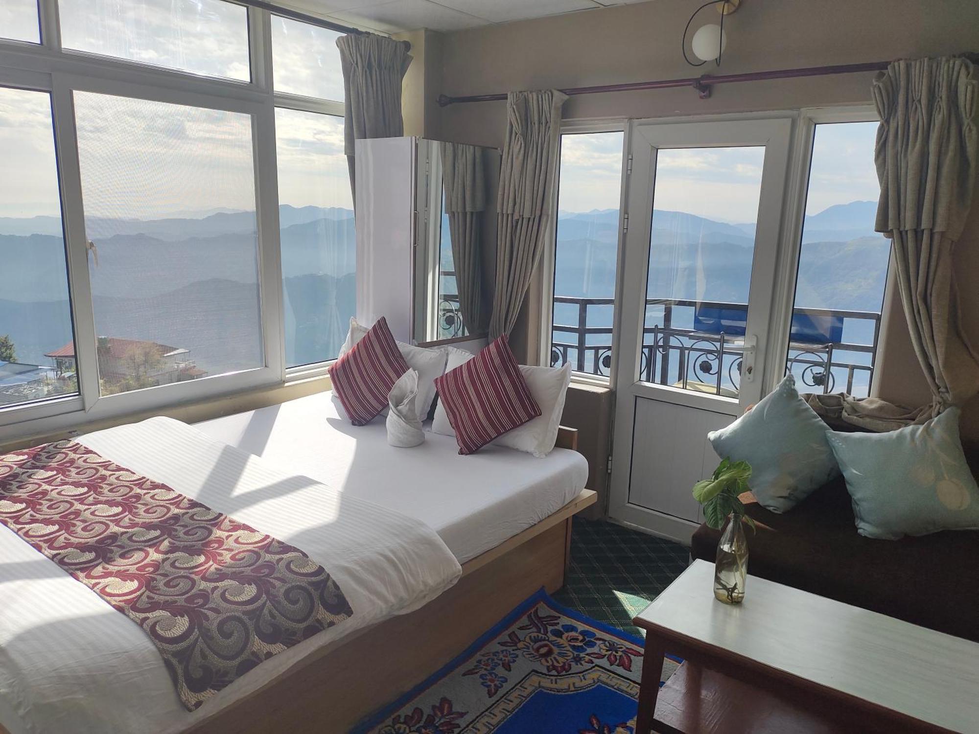 Hotel High Ground Inn Sarangkot โพคารา ภายนอก รูปภาพ