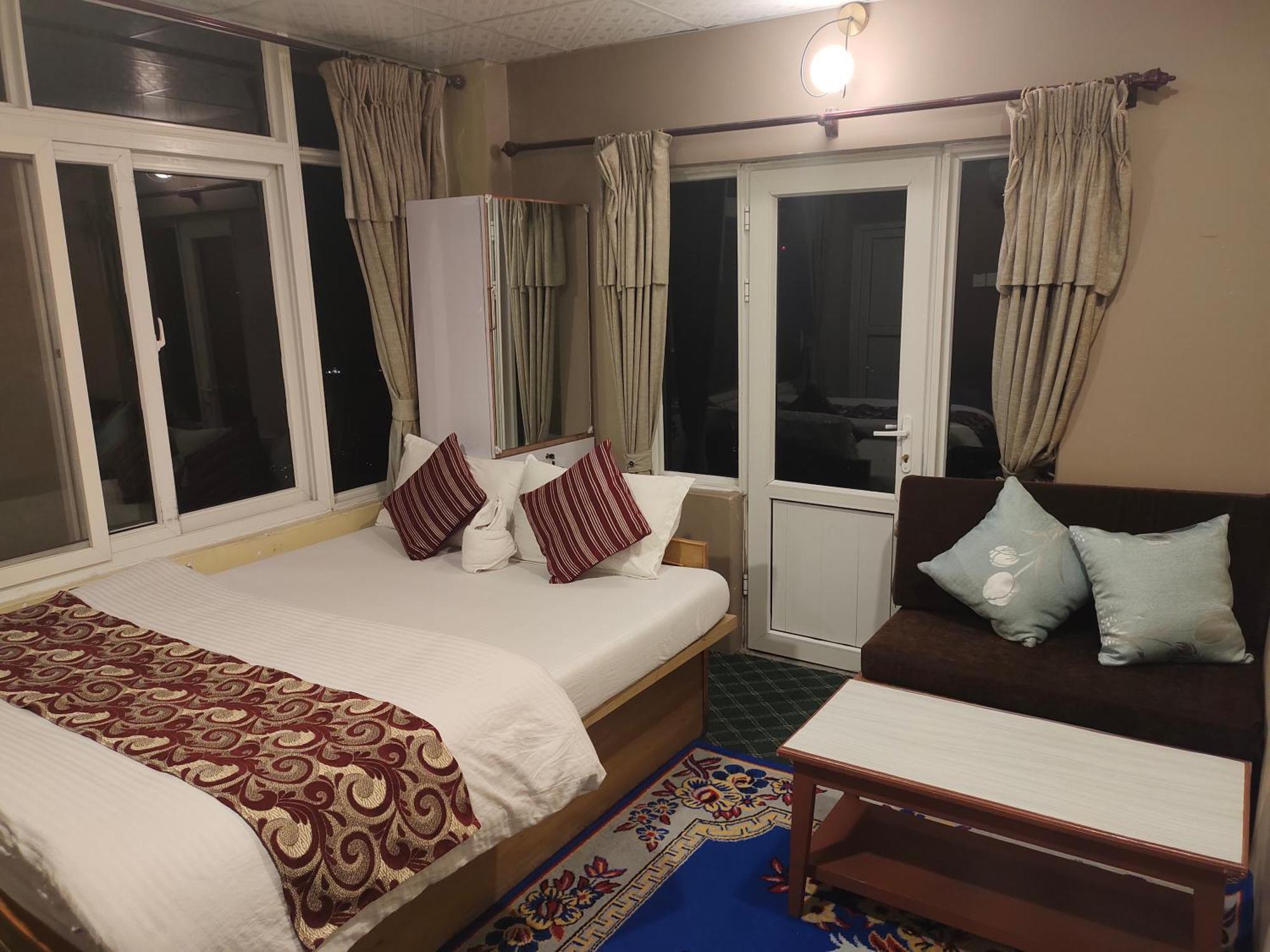 Hotel High Ground Inn Sarangkot โพคารา ภายนอก รูปภาพ