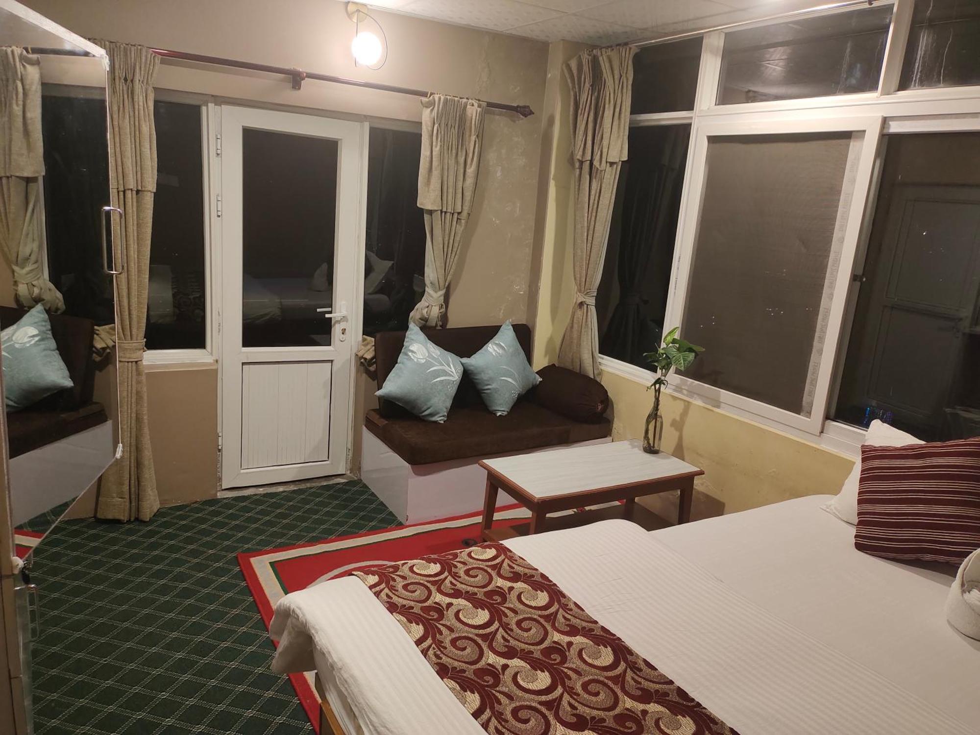 Hotel High Ground Inn Sarangkot โพคารา ภายนอก รูปภาพ
