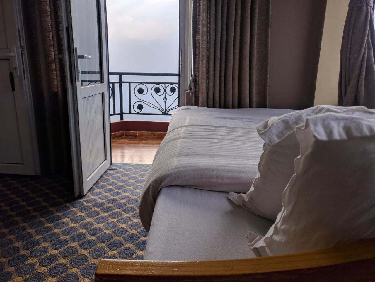Hotel High Ground Inn Sarangkot โพคารา ภายนอก รูปภาพ